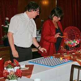 Dirk Härdrich und Angelika Dürbaum-Betsch beim Bingo
