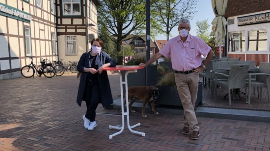 Landtagsabgeordnete Claudia Schüßler und Fraktionsvorsitzender Peter Messing verteilen Schutzmasken am Thie
